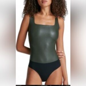 COMMANDO faux leather squareneck bodysuit in dark green size XS